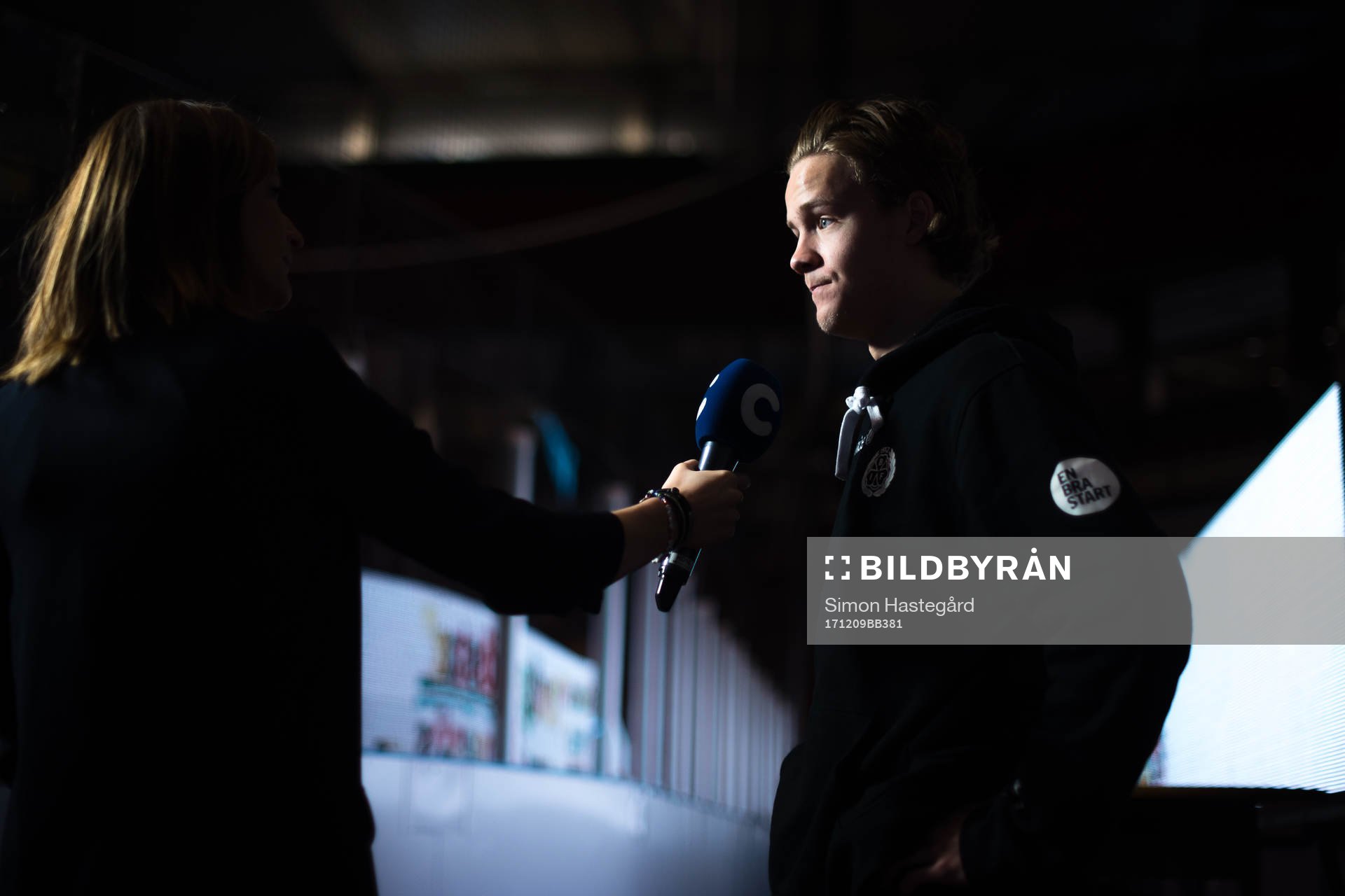 Brynäs Jesper Boqvist blir intervjuad av CMore före
