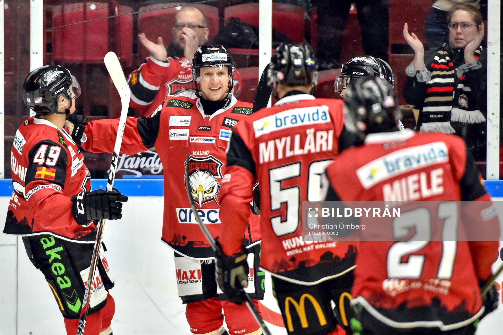 Malmö Redhawks Axel Wemmenblorn jublar med lagkamrater