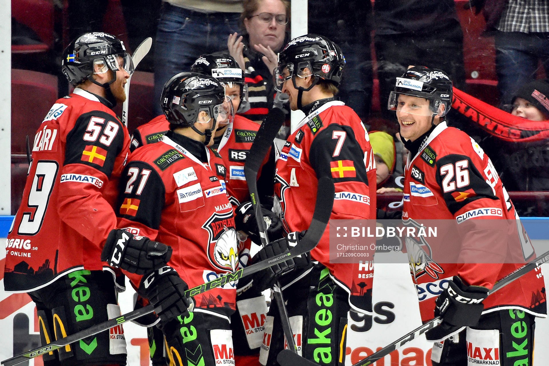 Malmö Redhawks Axel Wemmenblorn jublar med lagkamrater