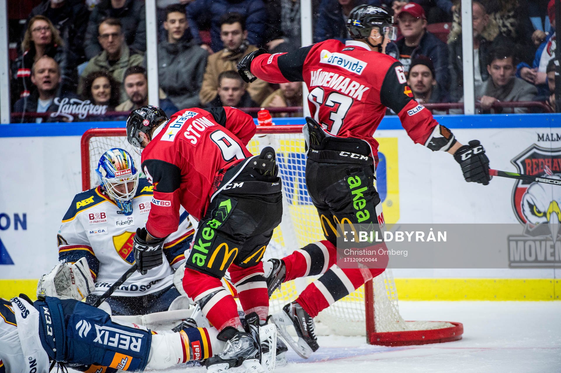 Malmö Redhawks Frederik Storm på väg att göra 3-1 med
