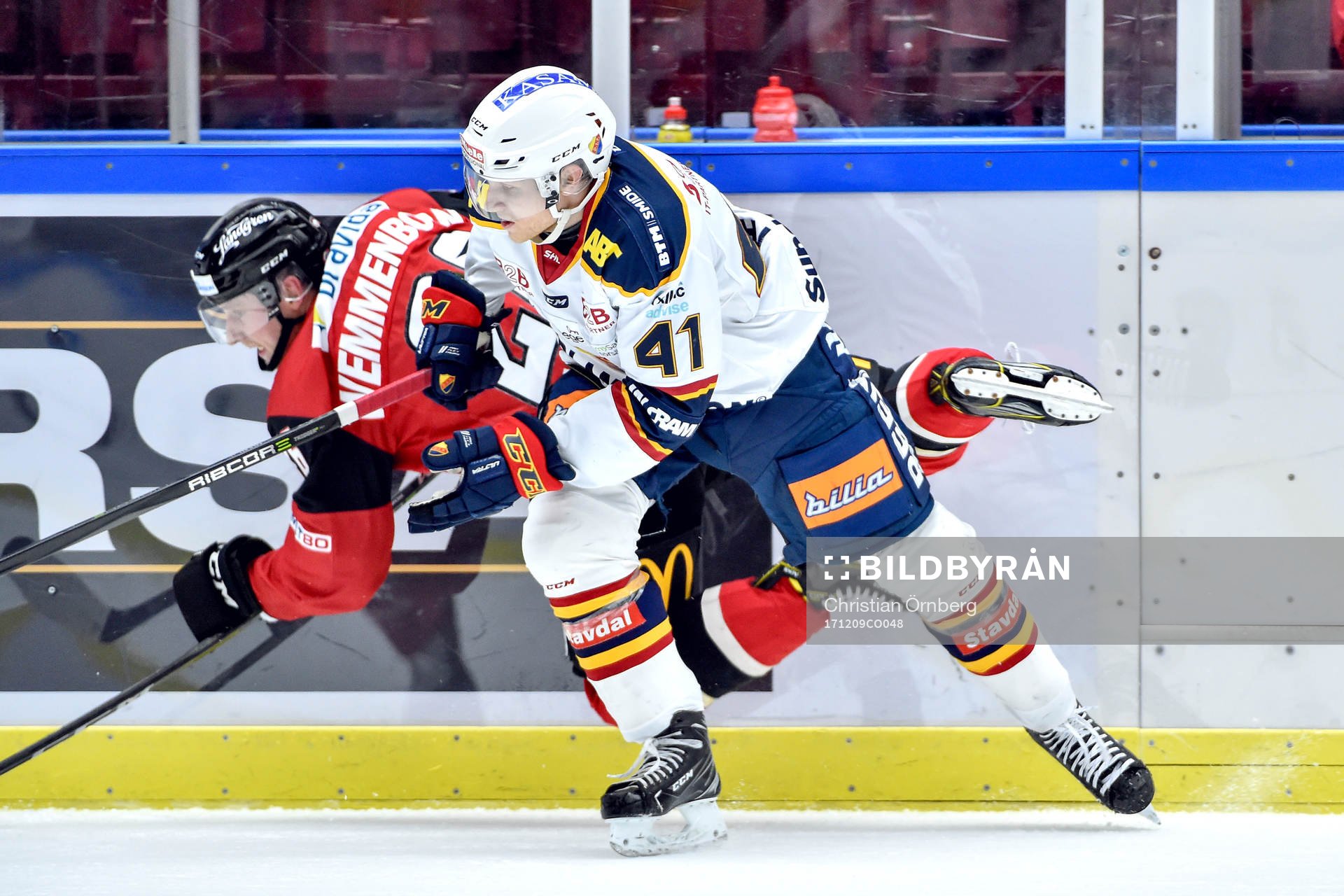 Djurgårdens Alexander Falk trycker till Malmö Redhawks