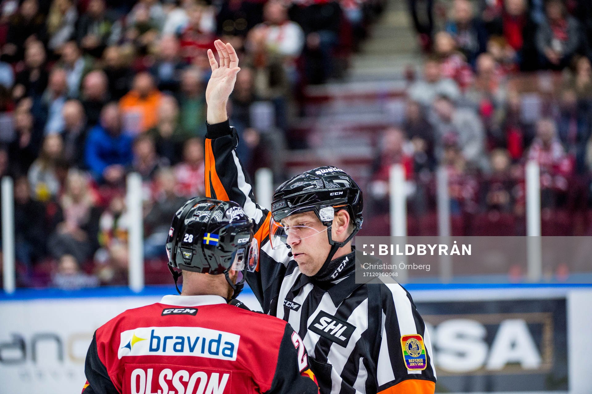 Malmö Redhawks Jens Olsson i samtal med domaren Morgan