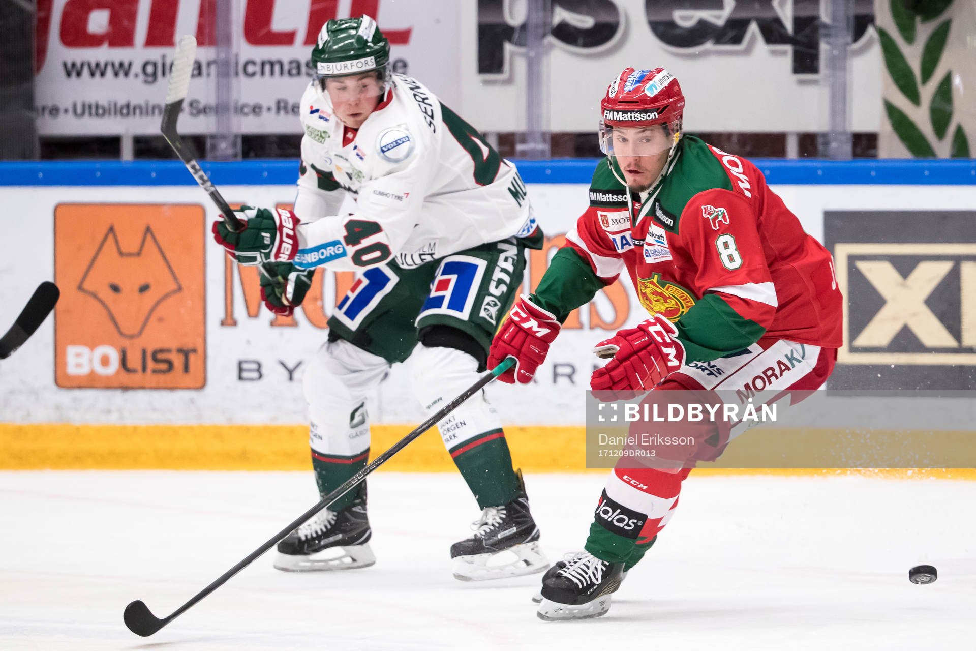 Moras Robin Johansson och Frölundas Joel Mustonen  i