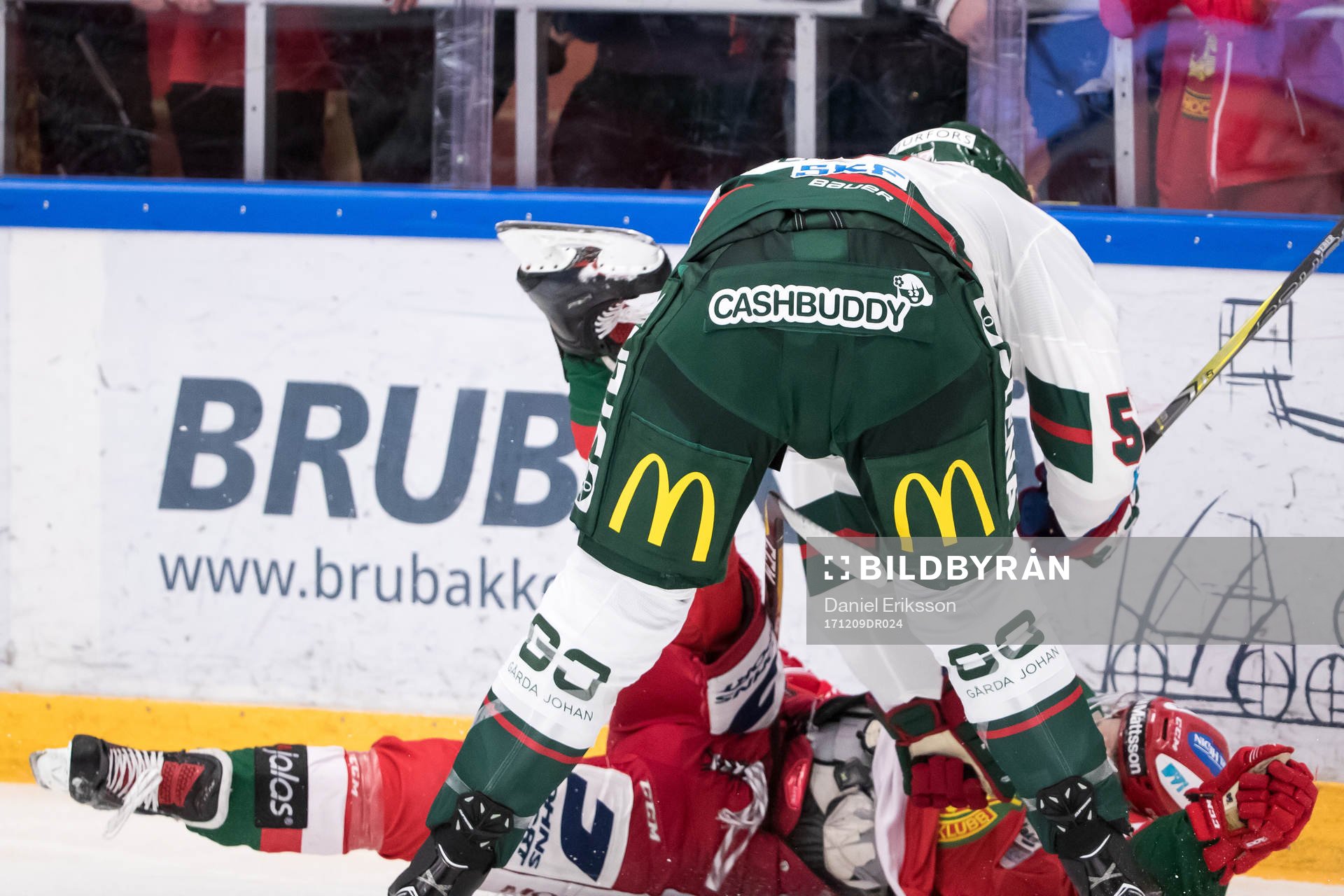 Frölundas Frölundas Mike Weber tacklar Moras Michael Haga