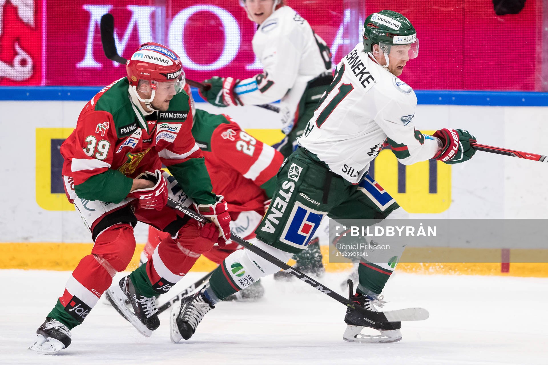 Moras Jacob Nilsson jagar Frölundas Lias Andersson  i