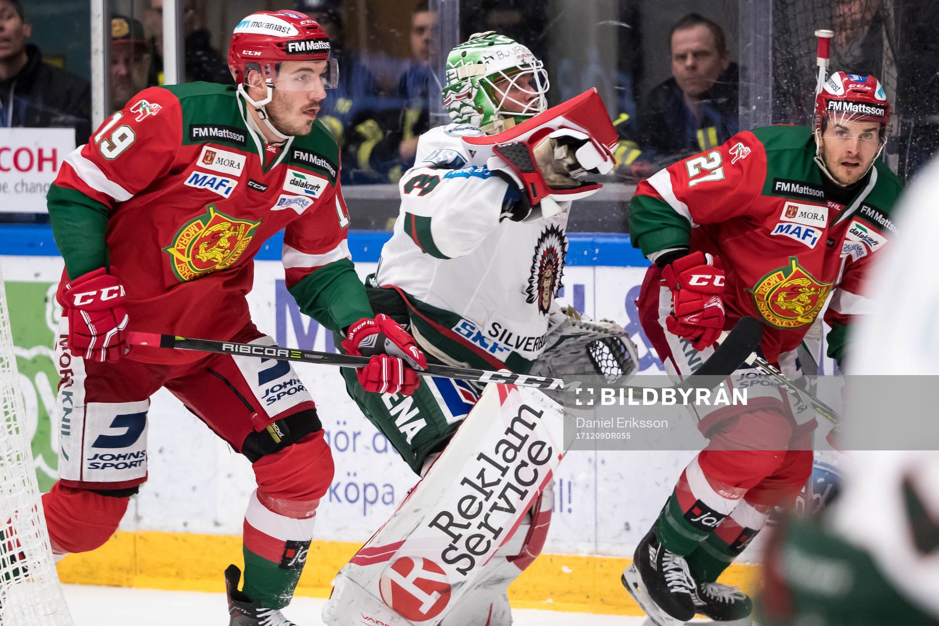 Moras John Persson och Frölundas målvakt Johan Gustafsson