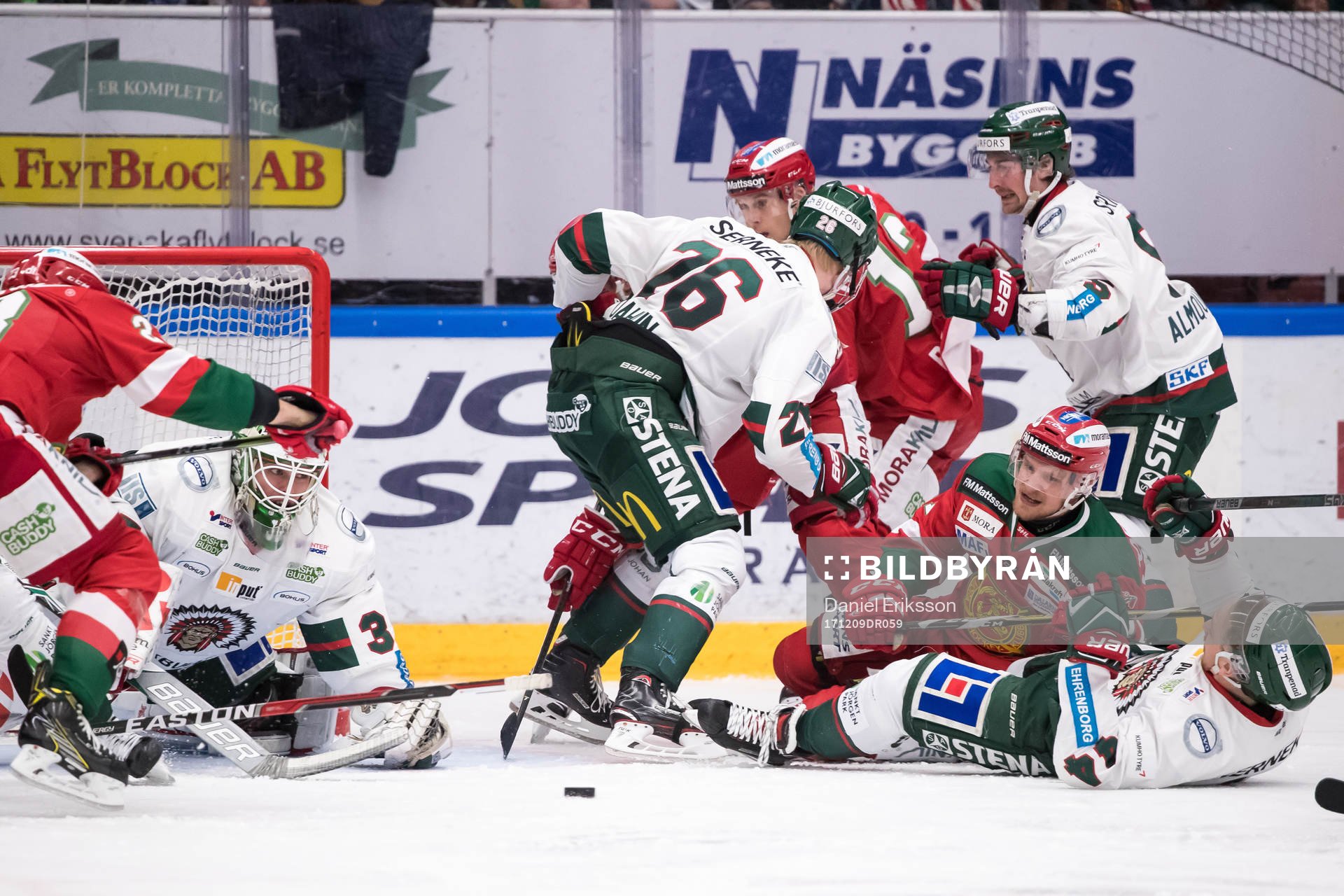 Frölundas målvakt Johan Gustafsson och Rasmus Dahlin och