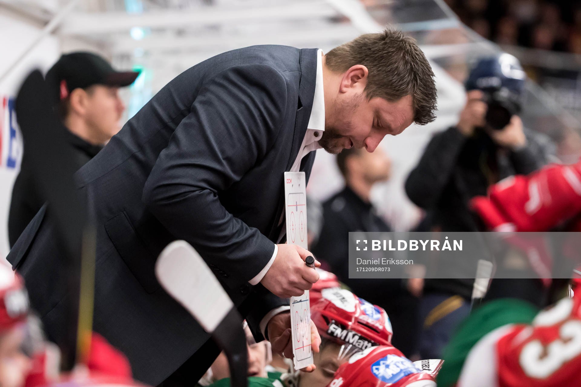 Moras tränare Mattias Karlin  i ishockeymatchen i SHL