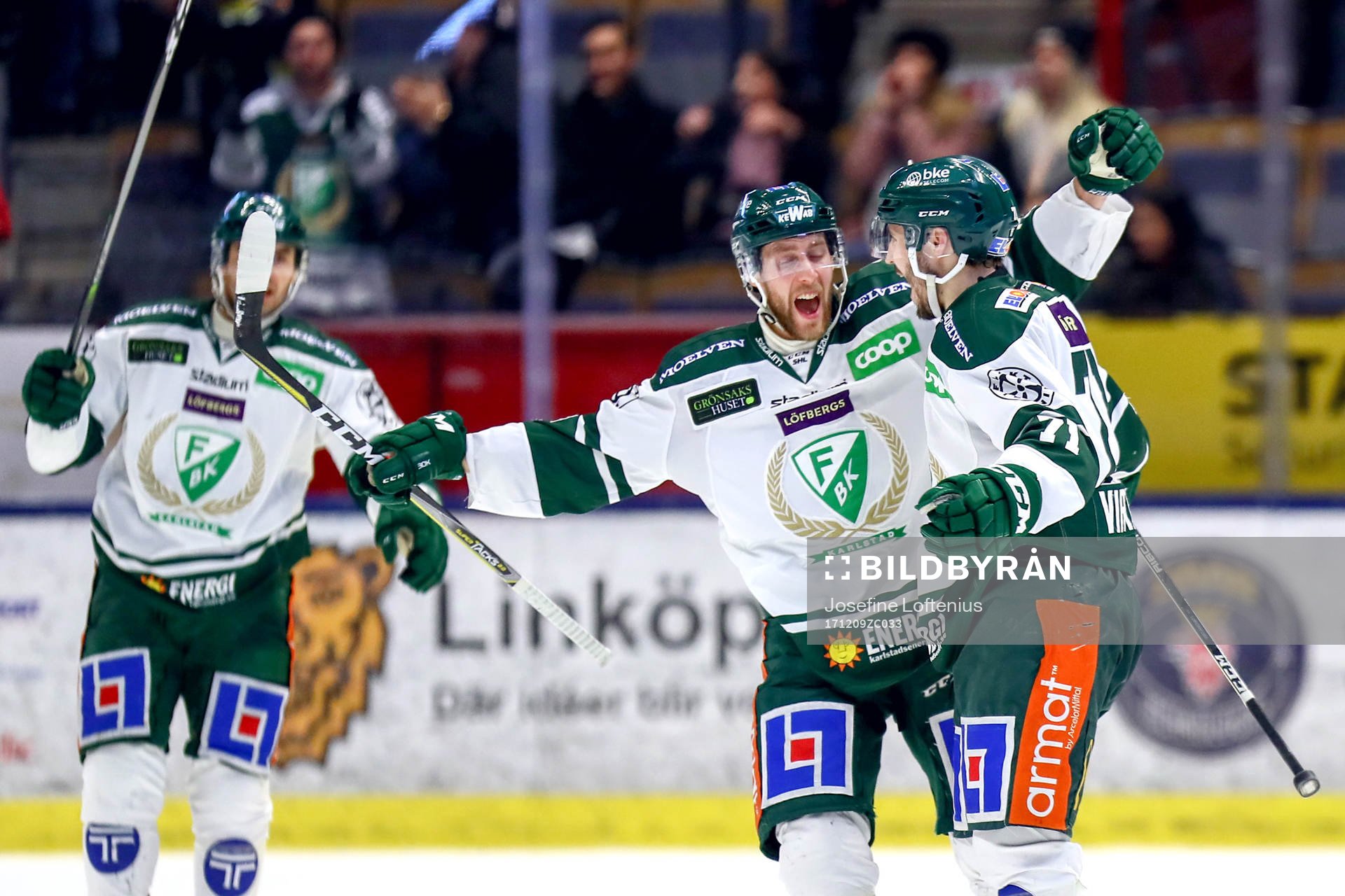 Färjestads Rasmus Asplund jublar med lagkamrater