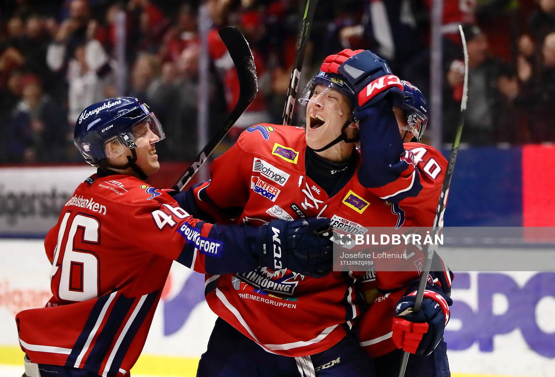 Linköpings Emil Sylvegård jublar med Ken Andre Olimb och