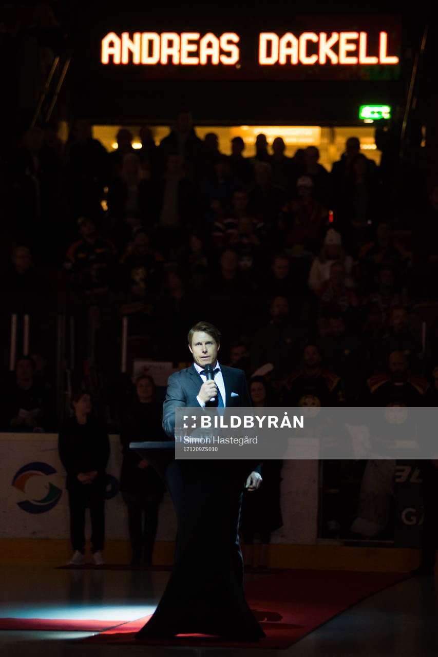 Andreas Dackell uppmärksammas före  ishockeymatchen i SHL