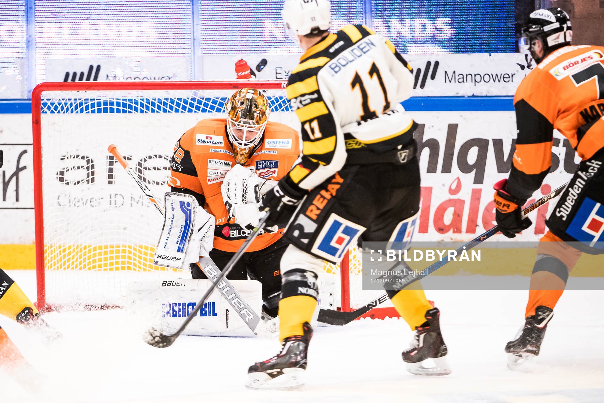 Karlskronas målvakt Johannes Jönsson  räddar skott från