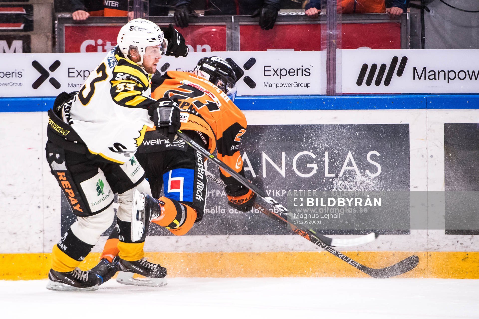 Skellefteås Sebastian Ohlsson tacklar Karlskronas Cory