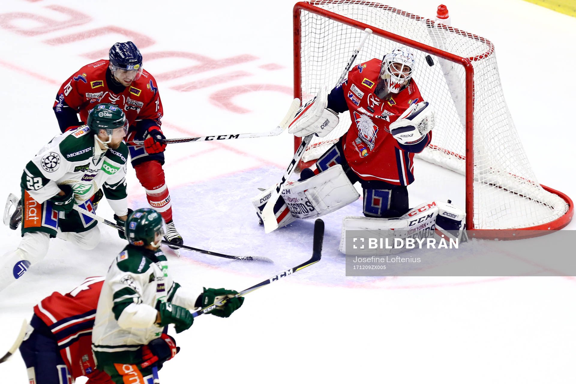 Linköpings målvakt Jonas Gustavsson räddar
