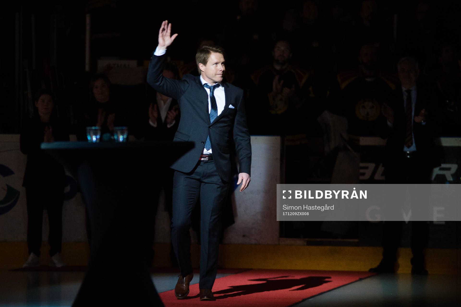 Andreas Dackell uppmärksammas före  ishockeymatchen i SHL