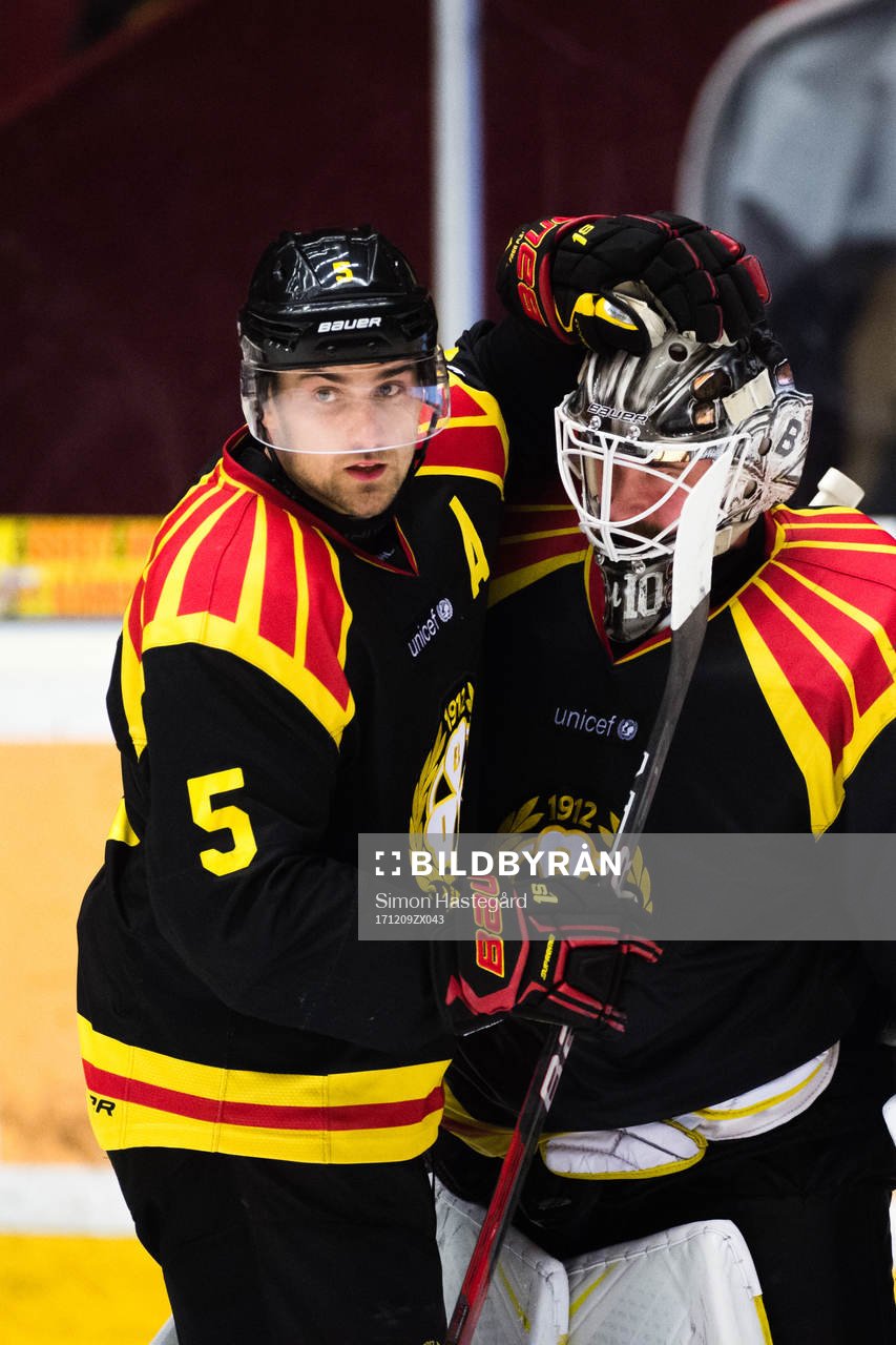 Brynäs Lukas Kilström och målvakt David Rautio jublar