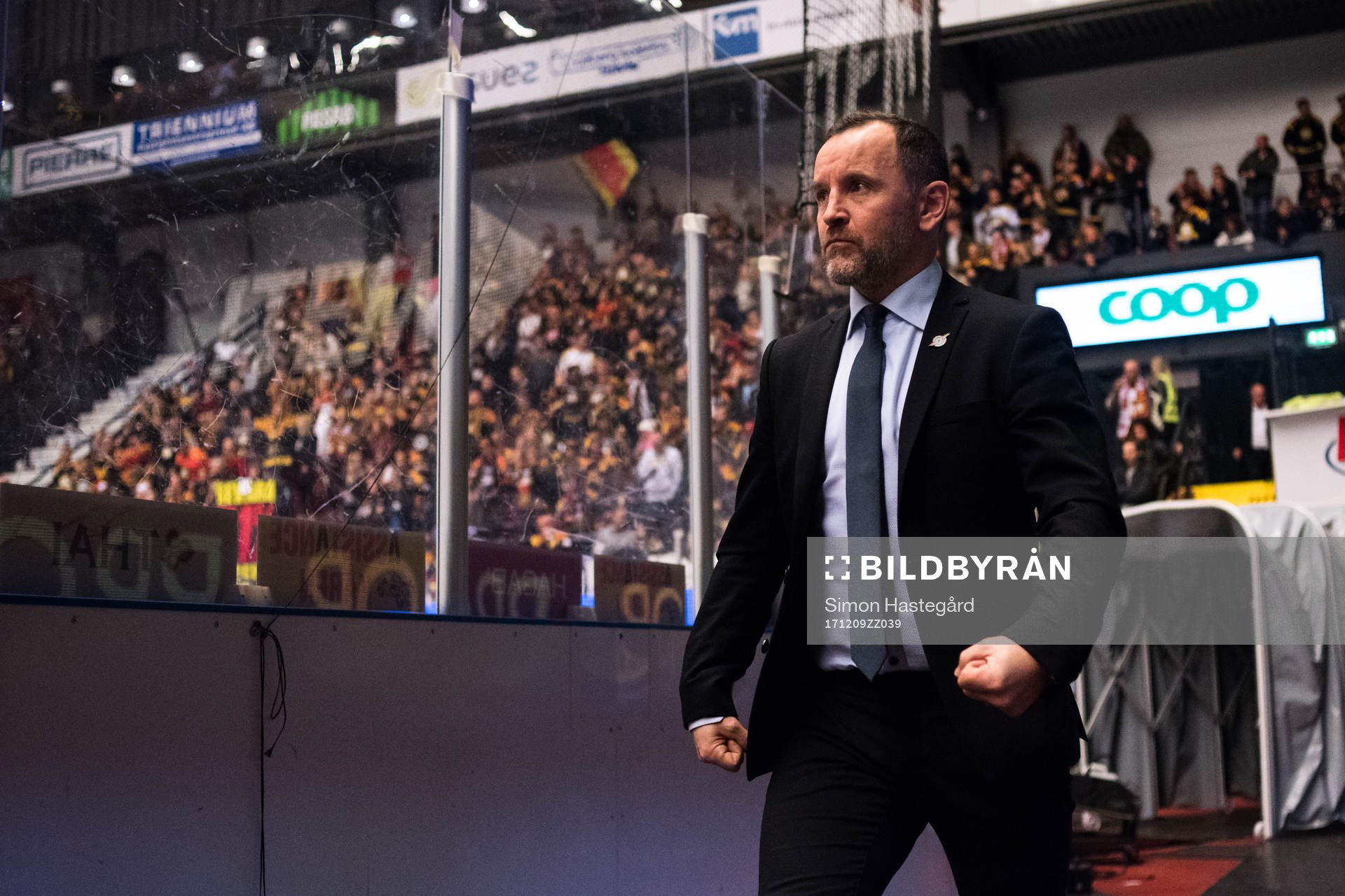 Luleås tränare Thomas Berglund före  ishockeymatchen i