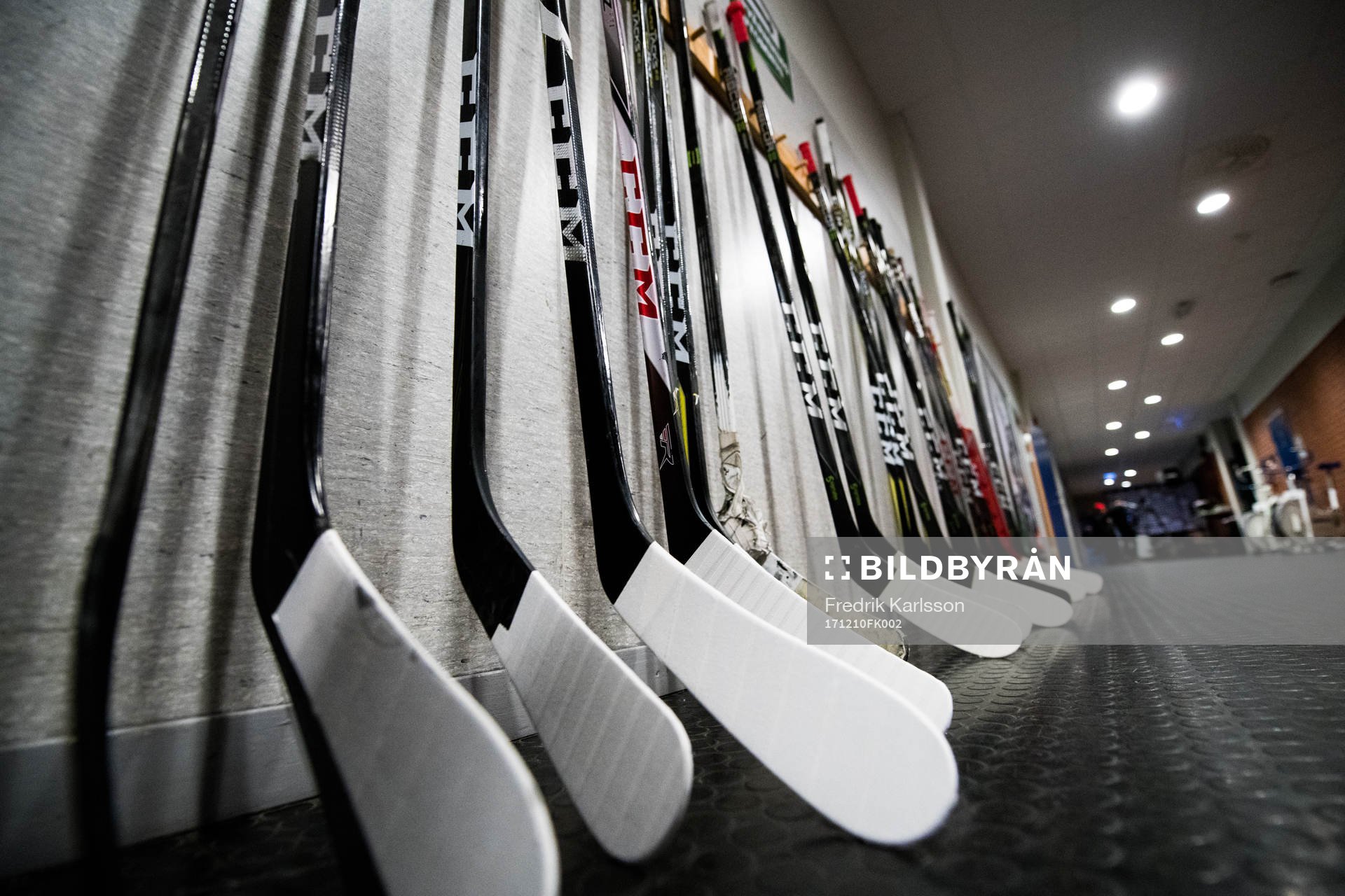 Generell bild på några ishockeyklubbor innan
