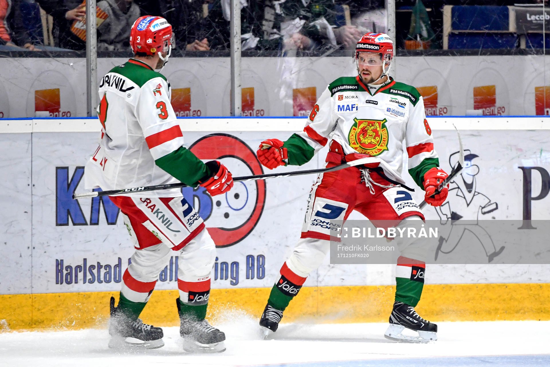 Moras Mathias Bromé jublar med Brandon Gormley