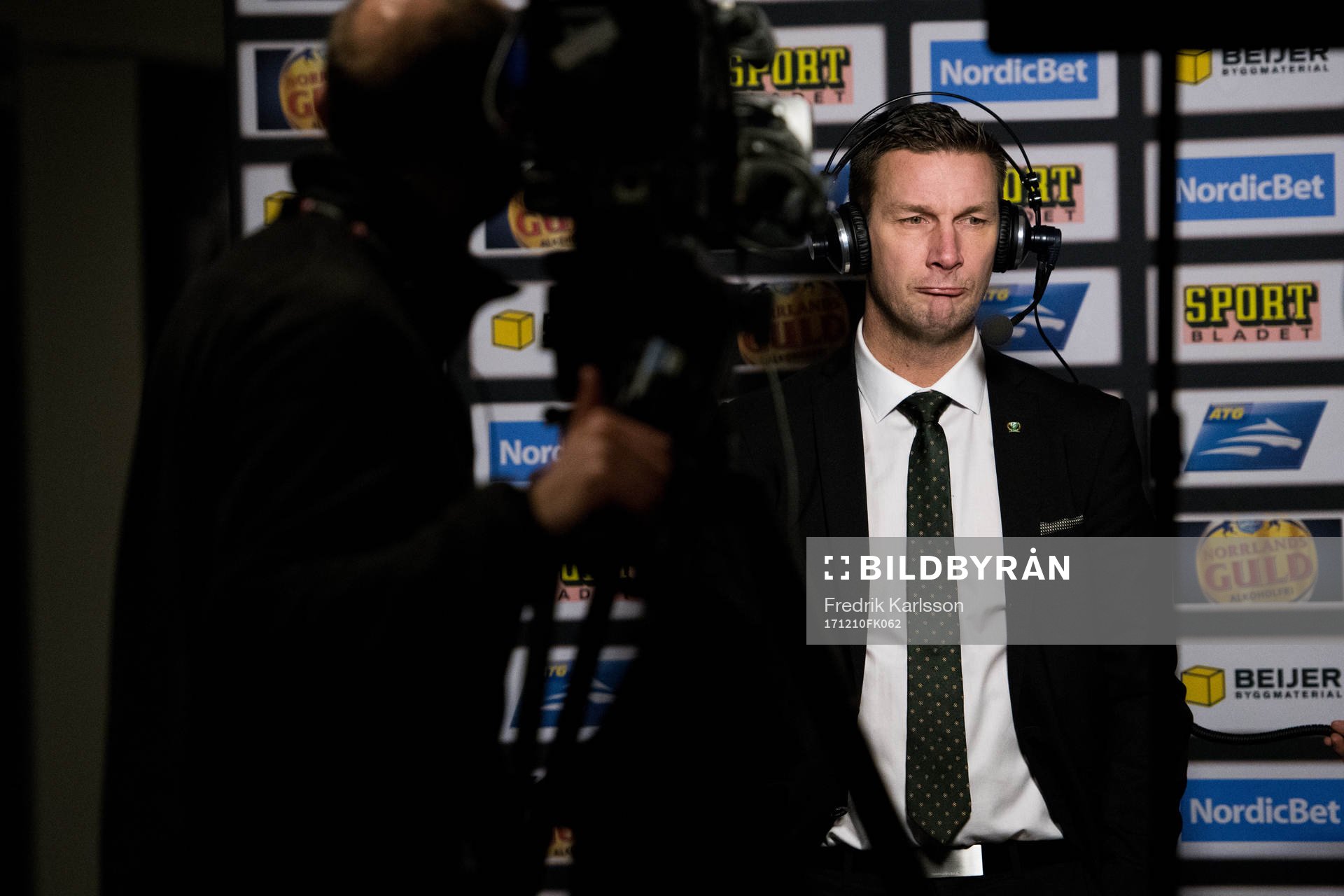 Färjestads tränare Johan Pennerborn deppar och blir
