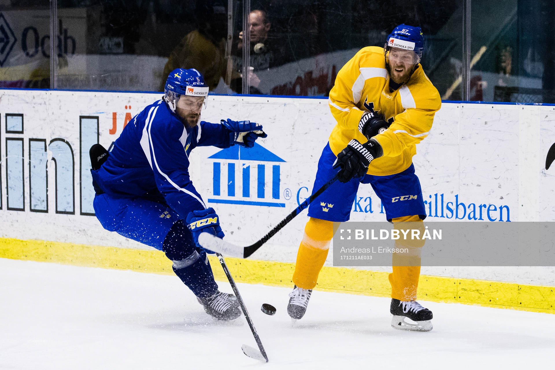 Sveriges Mikael Wikstrand i kamp om pucken med Linus Omark