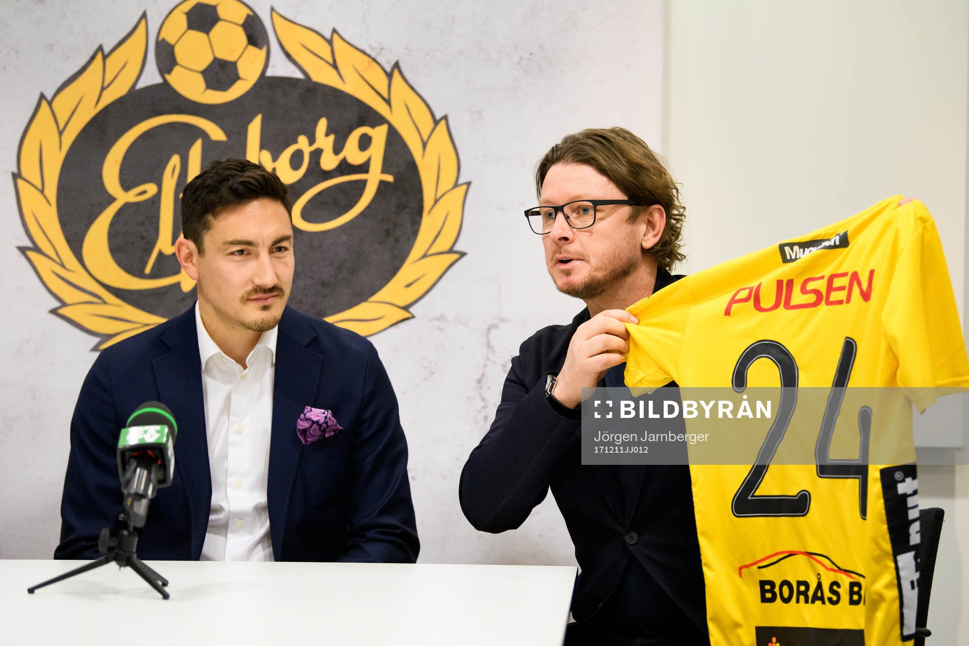 Elfsborgs klubbchef Stefan Andreasson håller upp tröja