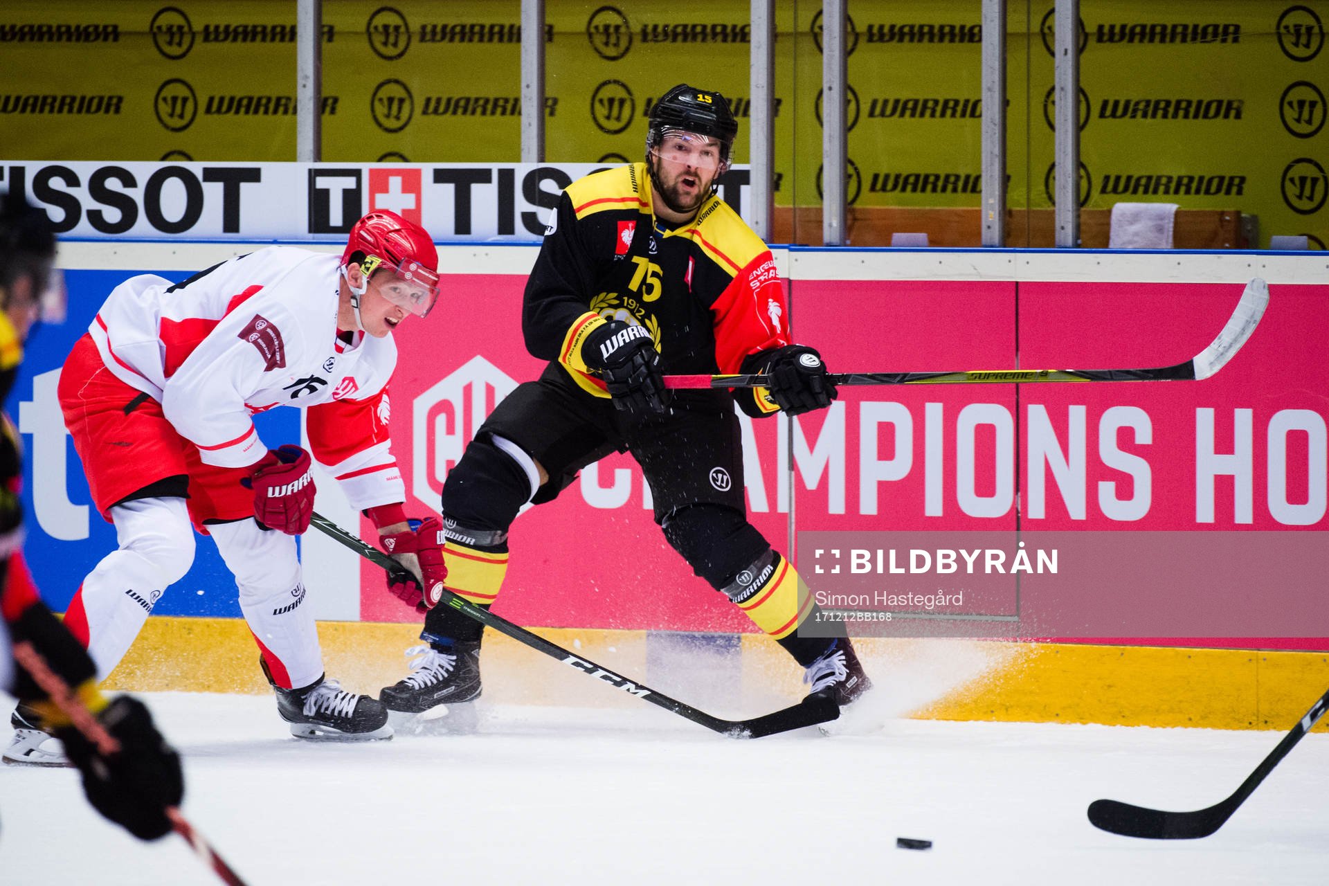Daniel Rakos of Ocelari Trinec and Simon Bertilsson of