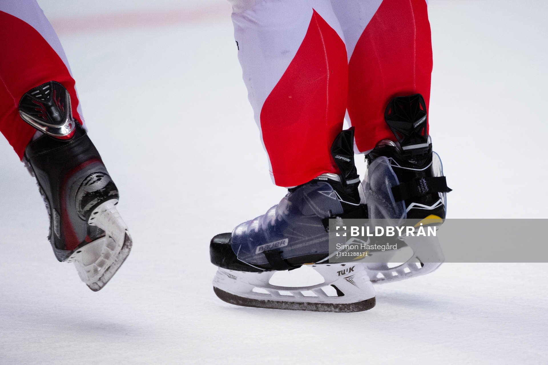 Bohumil Jank of Ocelari Trinec  with a broken skate