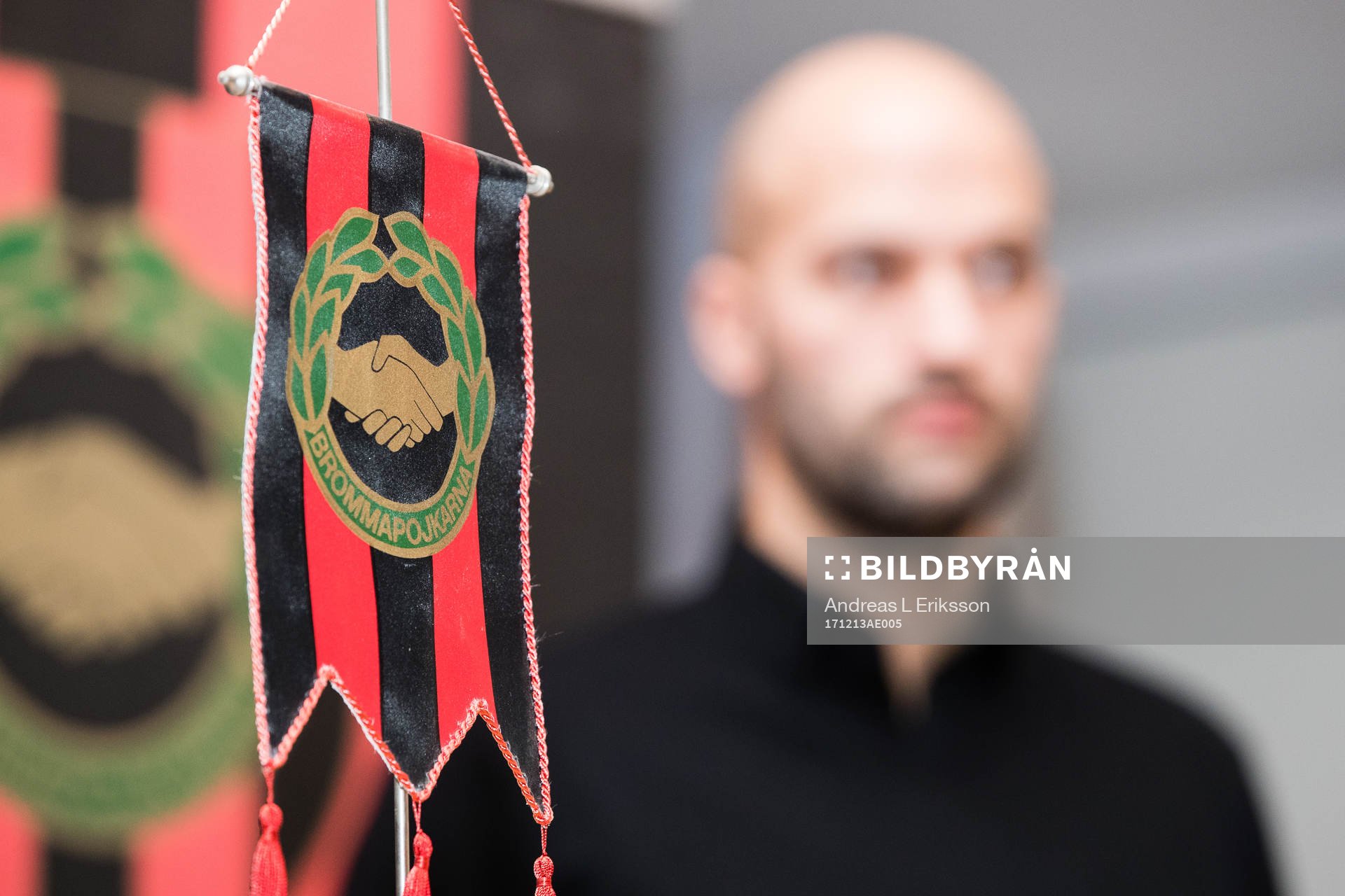 En vimpel med Brommapojkarnas emblem på när Luis Pimenta presenteras som ny tränare för Brommapojkarna under en presskonferens den 13 december 2017 i Stockholm.