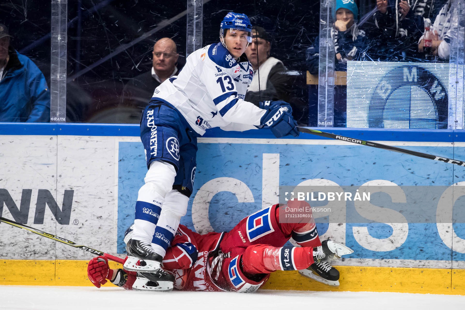 Leksands Jon Knuts tacklar Västerviks Oskar Carlsson  i
