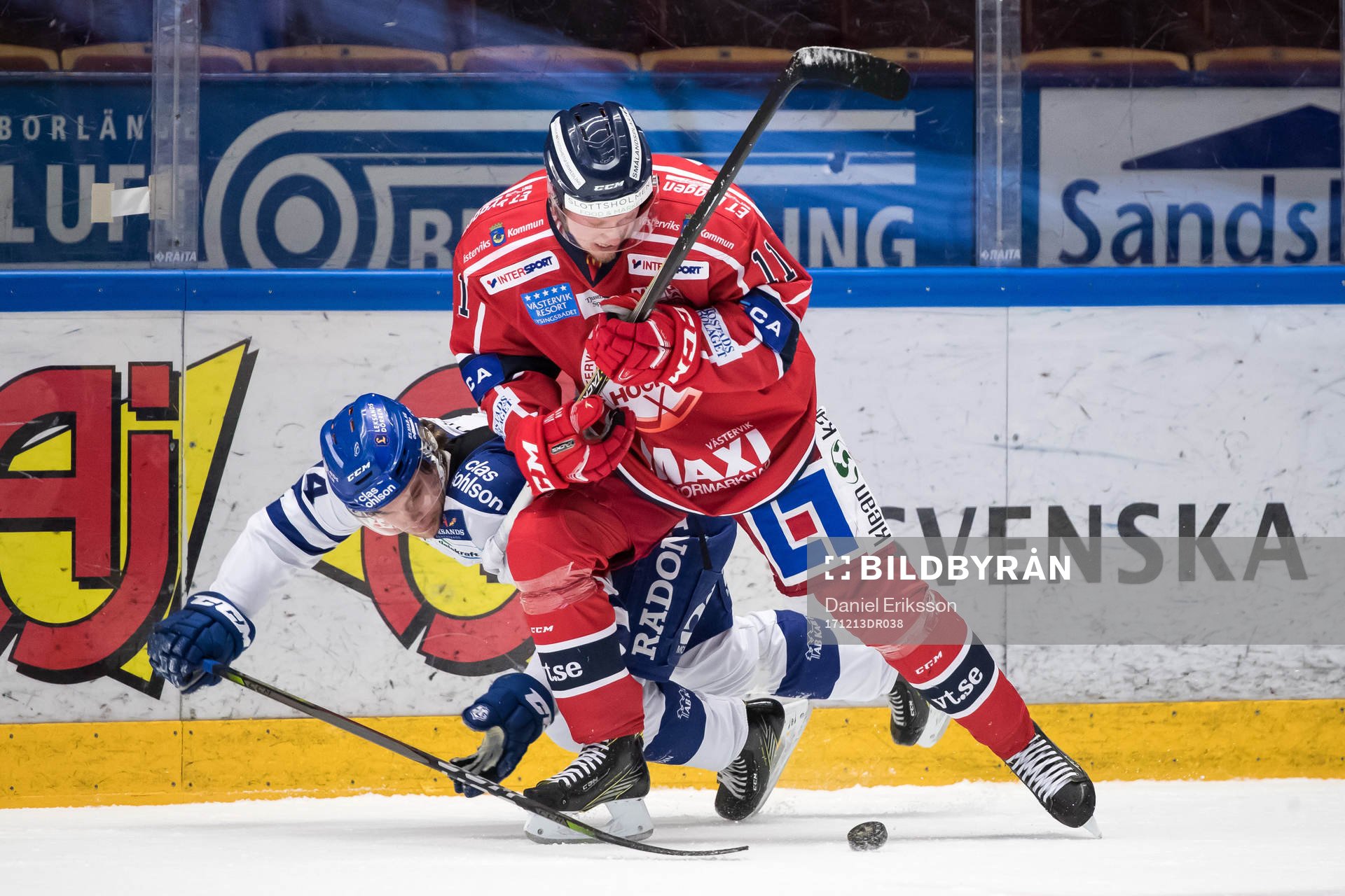 Leksands Oskar Lang och Västerviks Kalle Östman i kamp om