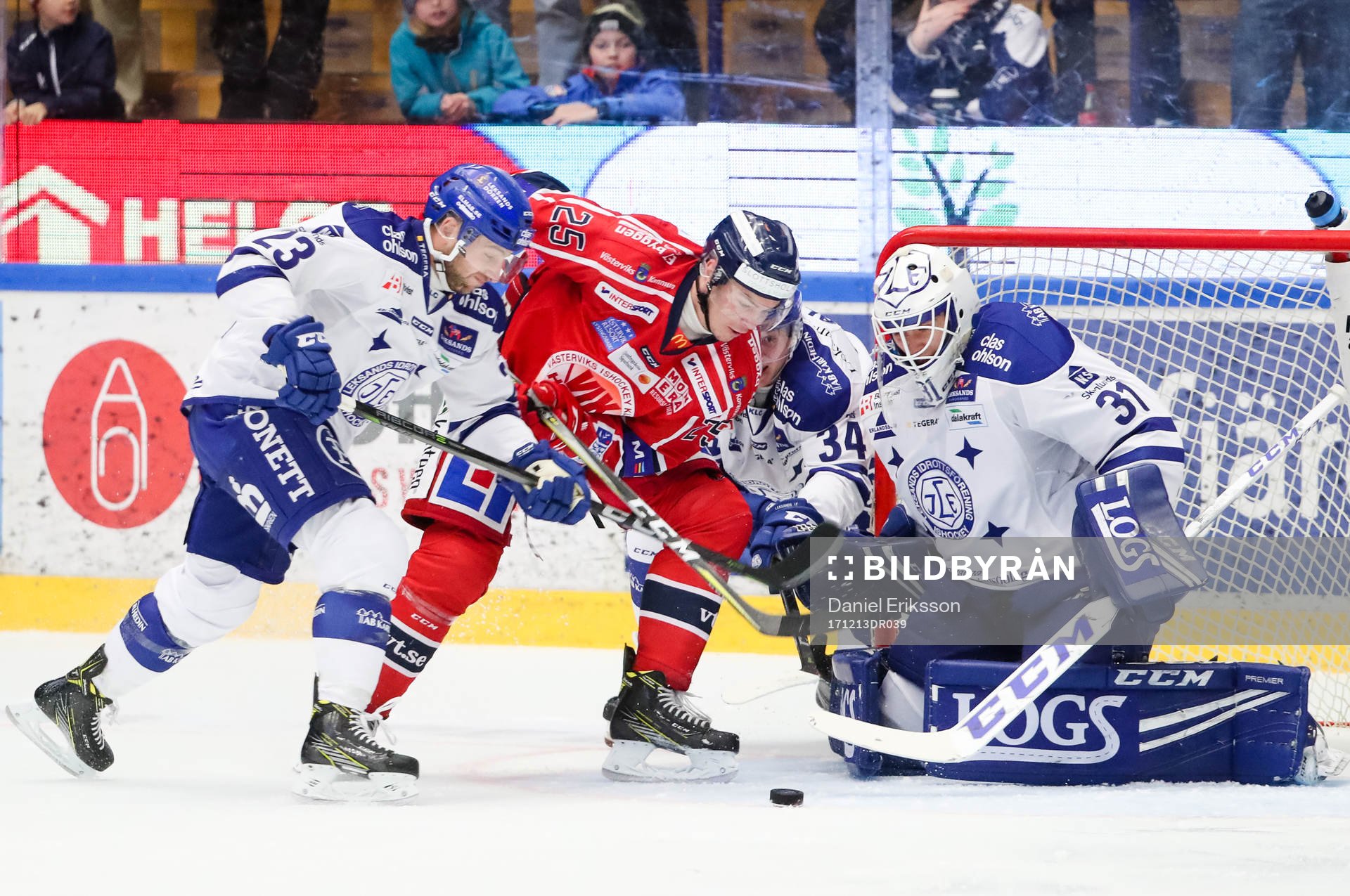 Västerviks Patrik Blomberg oroar framför Leksands Alex