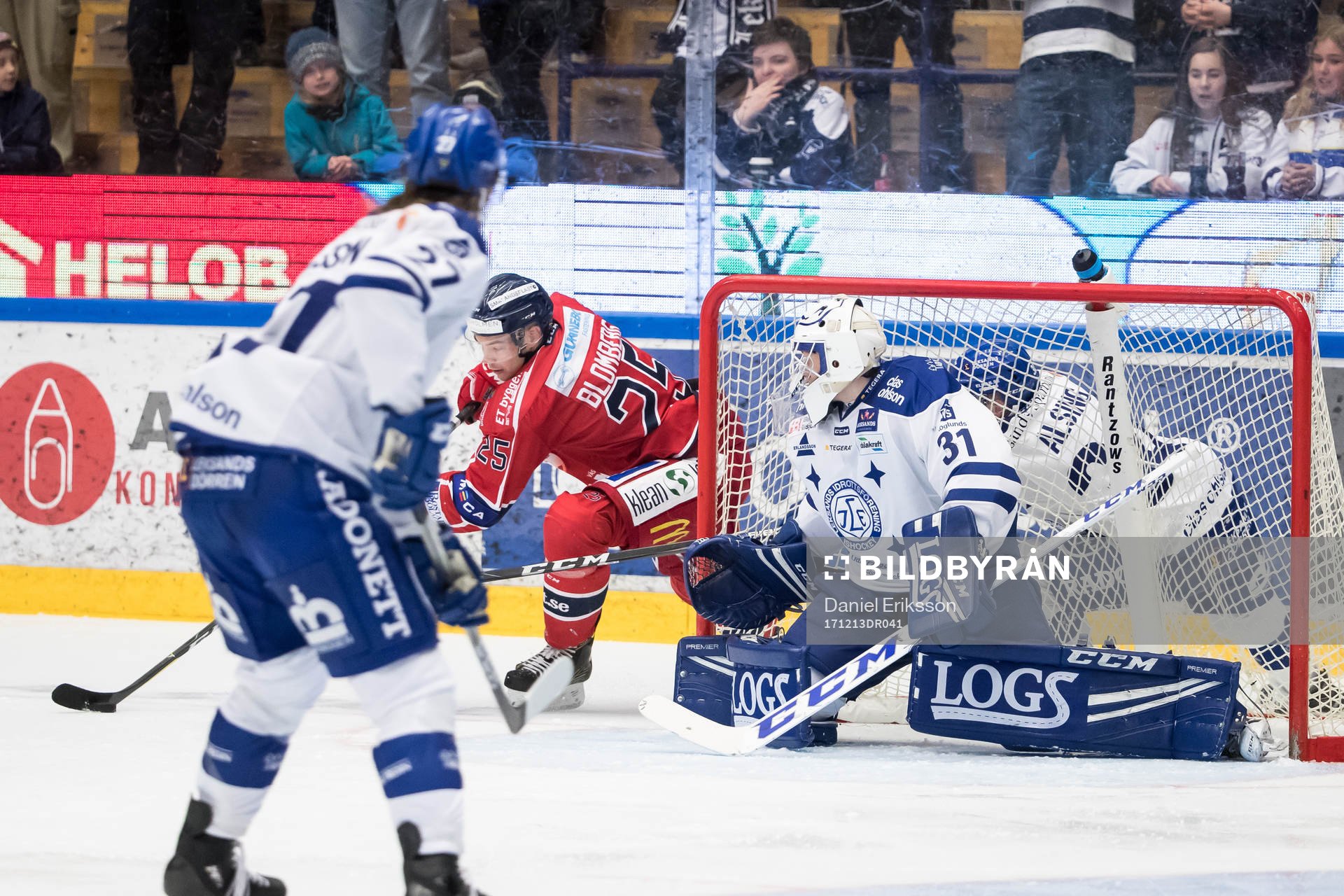 Västerviks Patrik Blomberg bakom Leksands målvakt Jonas