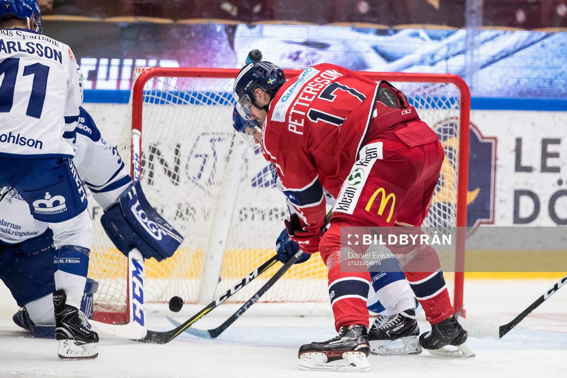 Västerviks Dan Pettersson framför Leksands målvakt Jonas