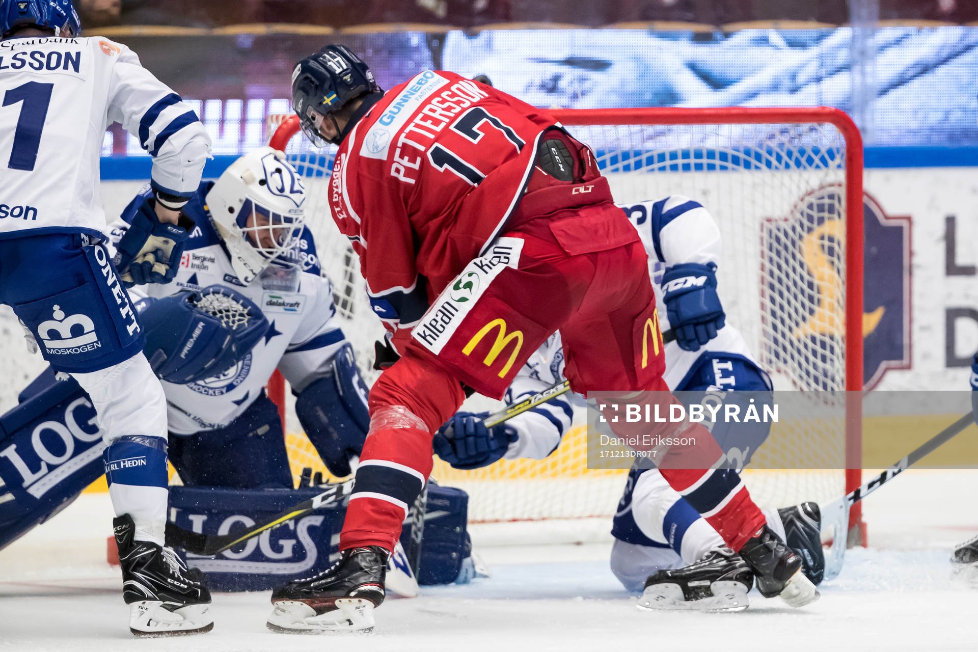 Västerviks Dan Pettersson framför Leksands målvakt Jonas