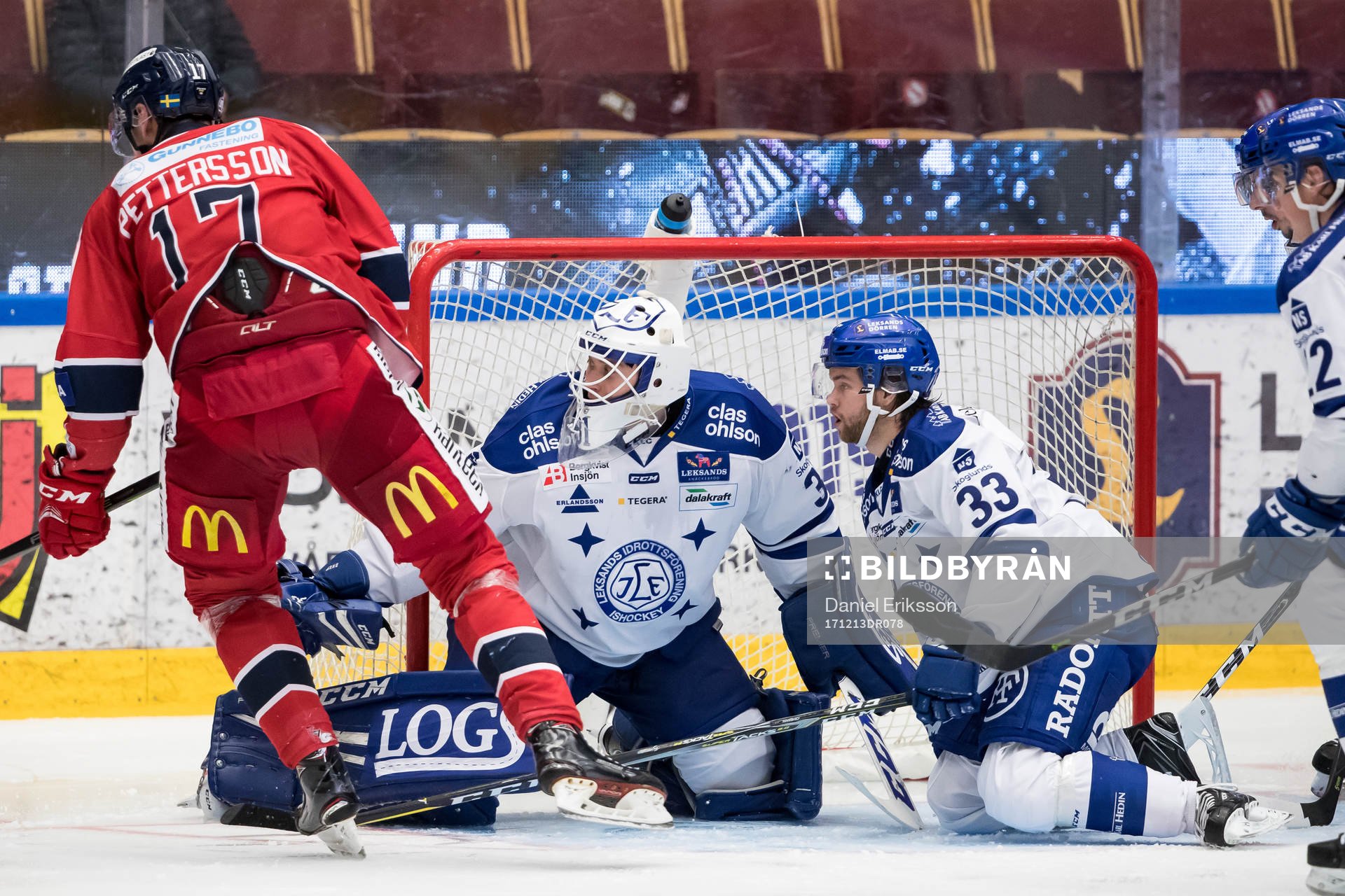 Västerviks Dan Pettersson framför Leksands målvakt Jonas