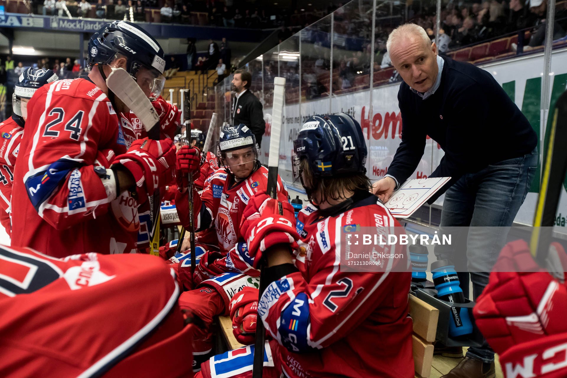 Västerviks tränare Roger Forsberg vid time out i