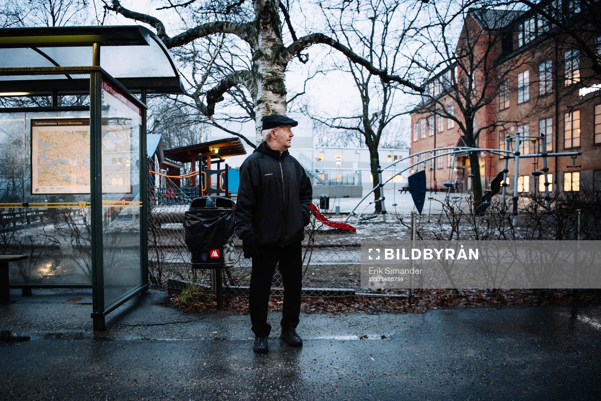 Tord Grip står och väntar på bussen