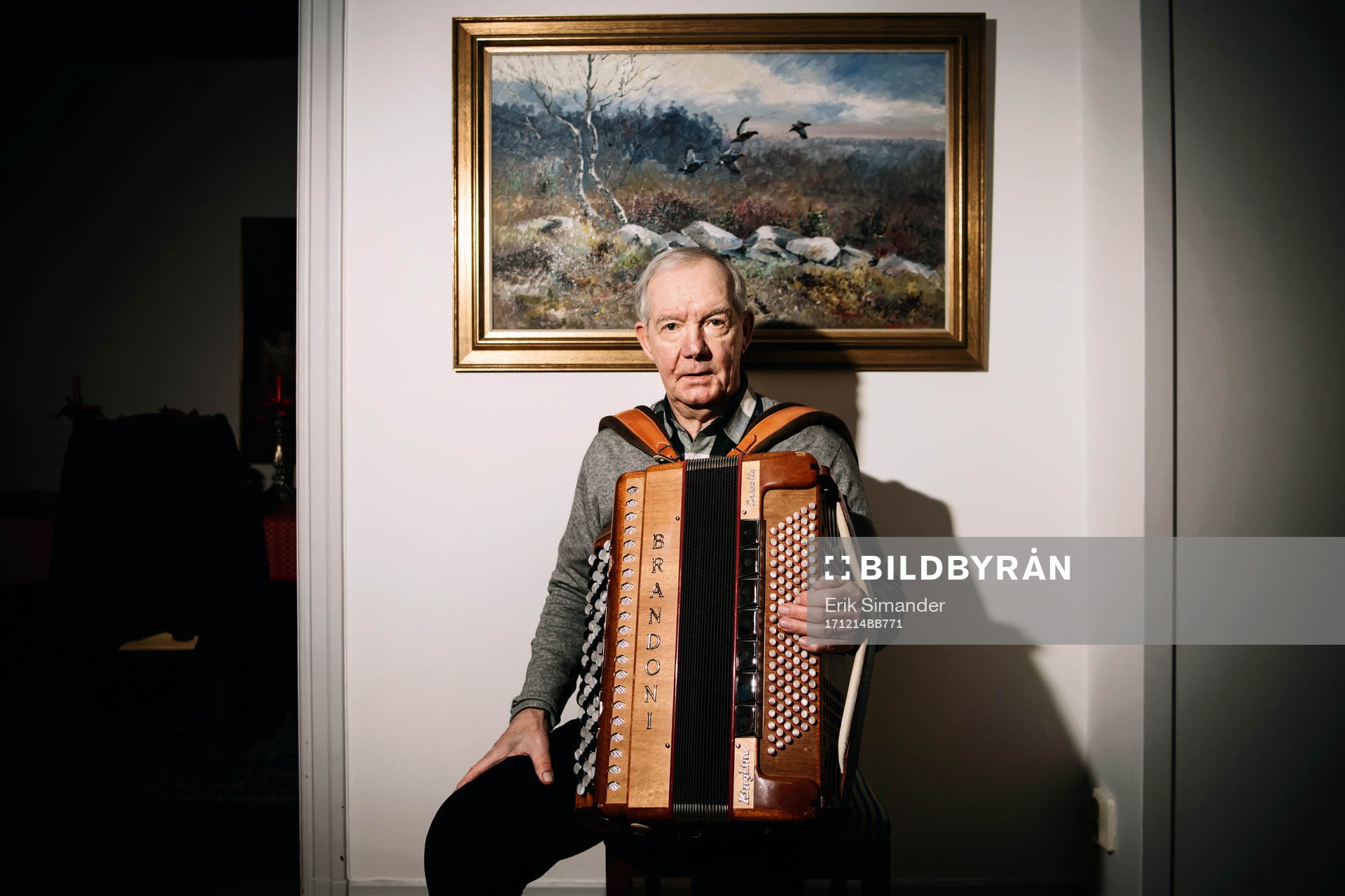 Tord Grip porträtteras med sitt dragspel