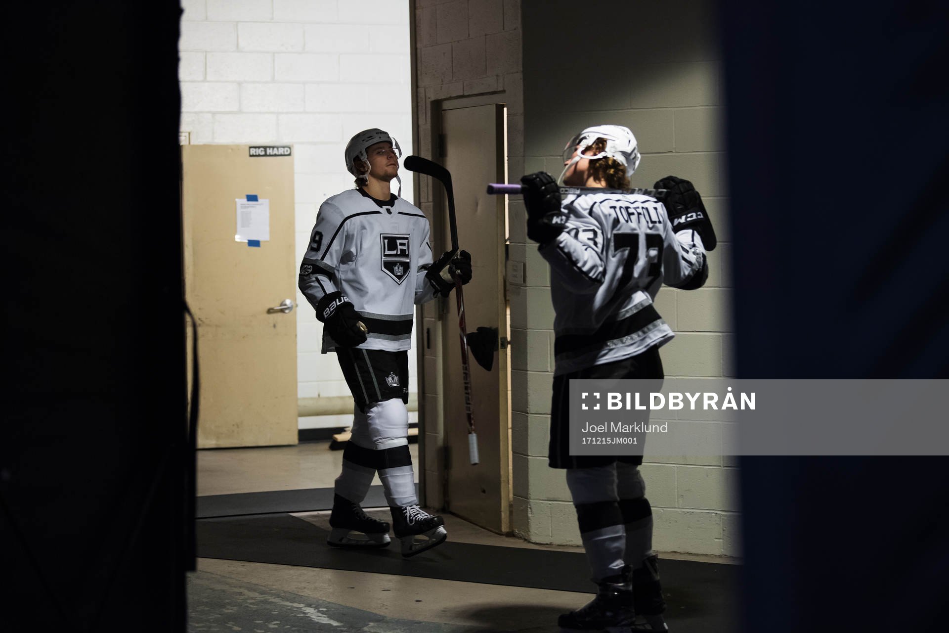 Kings Adrian Kempe på väg ut till ishockeymatchen i NHL