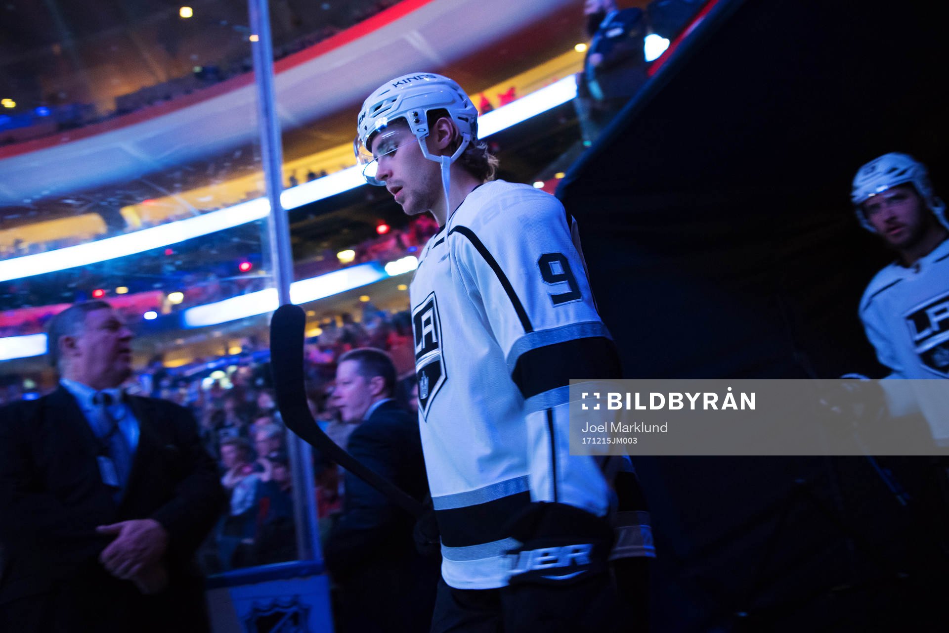 Kings Adrian Kempe på väg ut till ishockeymatchen i NHL