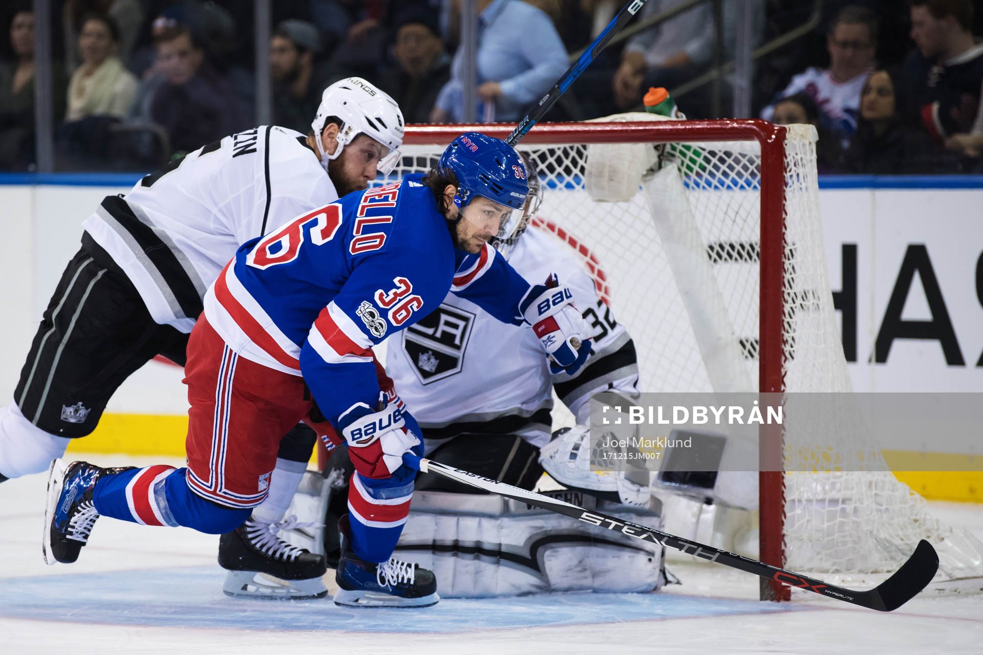 Kings Jake Muzzin utmanas av Rangers Mats Zuccarello