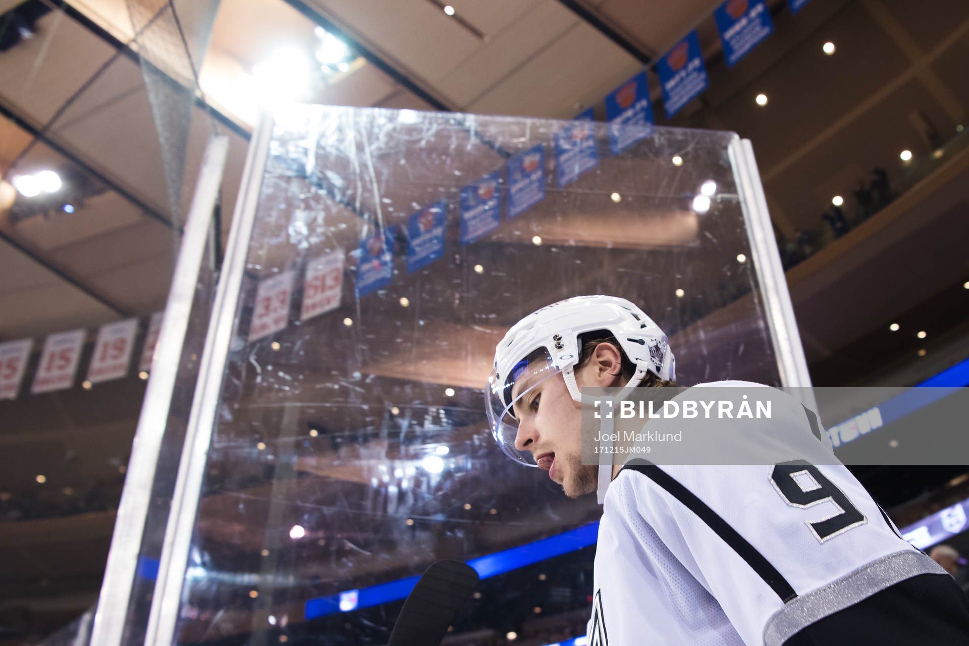 Kings Adrian Kempe på väg ut till ishockeymatchen i NHL