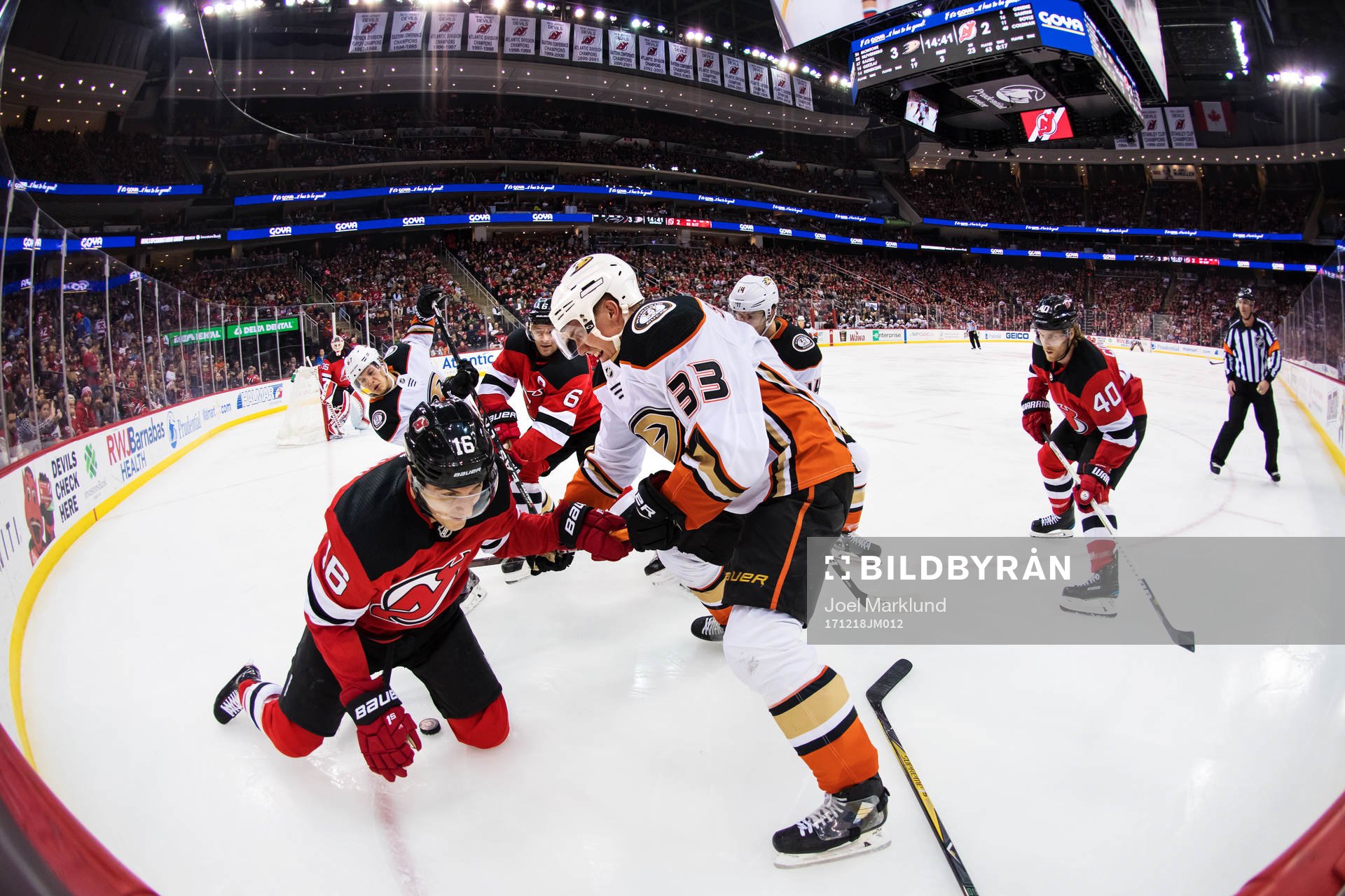 Ducks Rickard Rakell och Jakob Silfverberg kämpar mot
