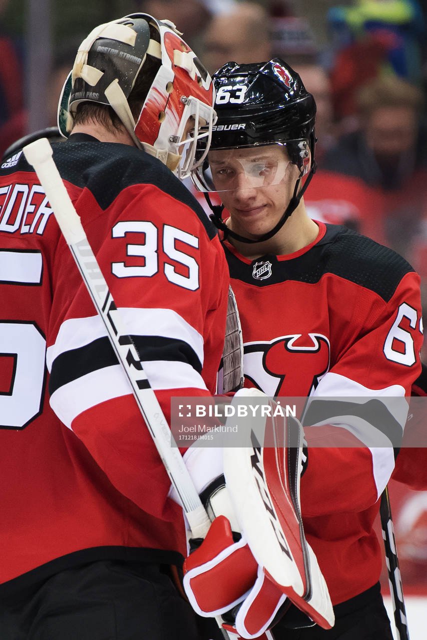 Devils målvakt Cory Schneider och Jesper Bratt kramar om