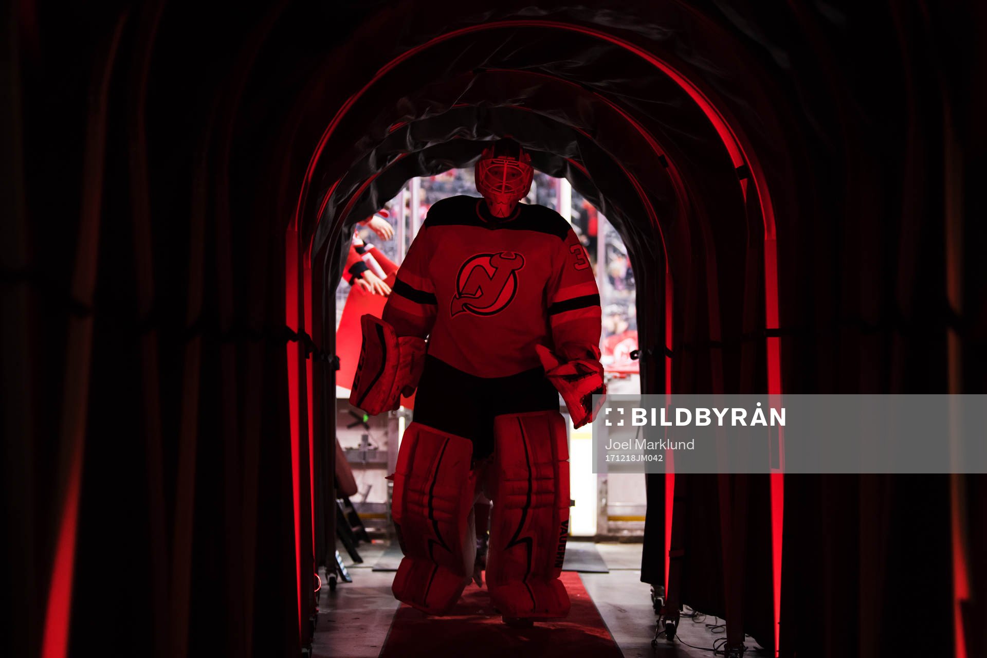 Devils målvakt Cory Schneider lämnar uppvärmningen