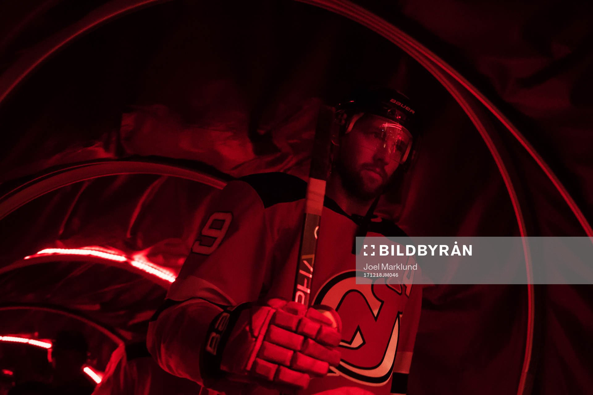 Devils Taylor Hall gör entré till ishockeymatchen i NHL