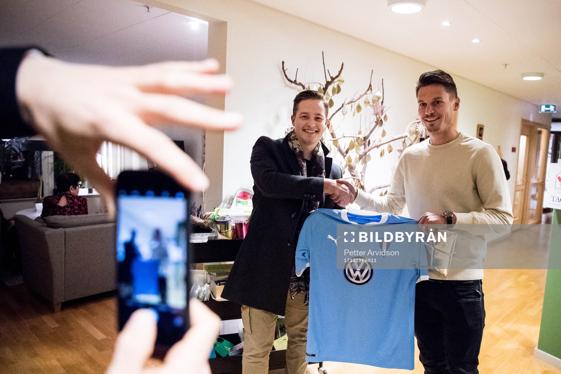 Douglas Johansson får en tröja av Malmö FFs Markus