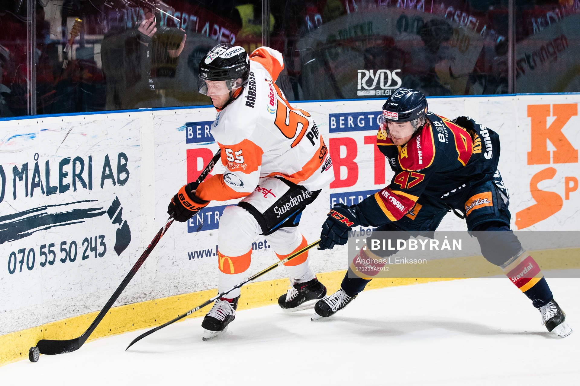 Karlskronas David Printz i kamp om pucken med Djurgårdens