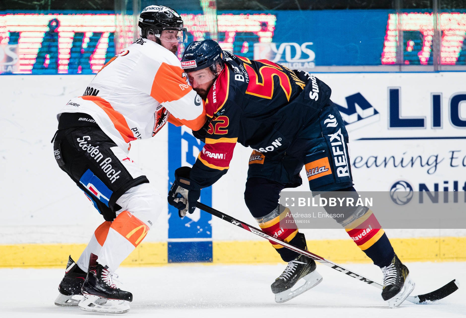 Karlskronas Mattias Karlsson i kamp om pucken med